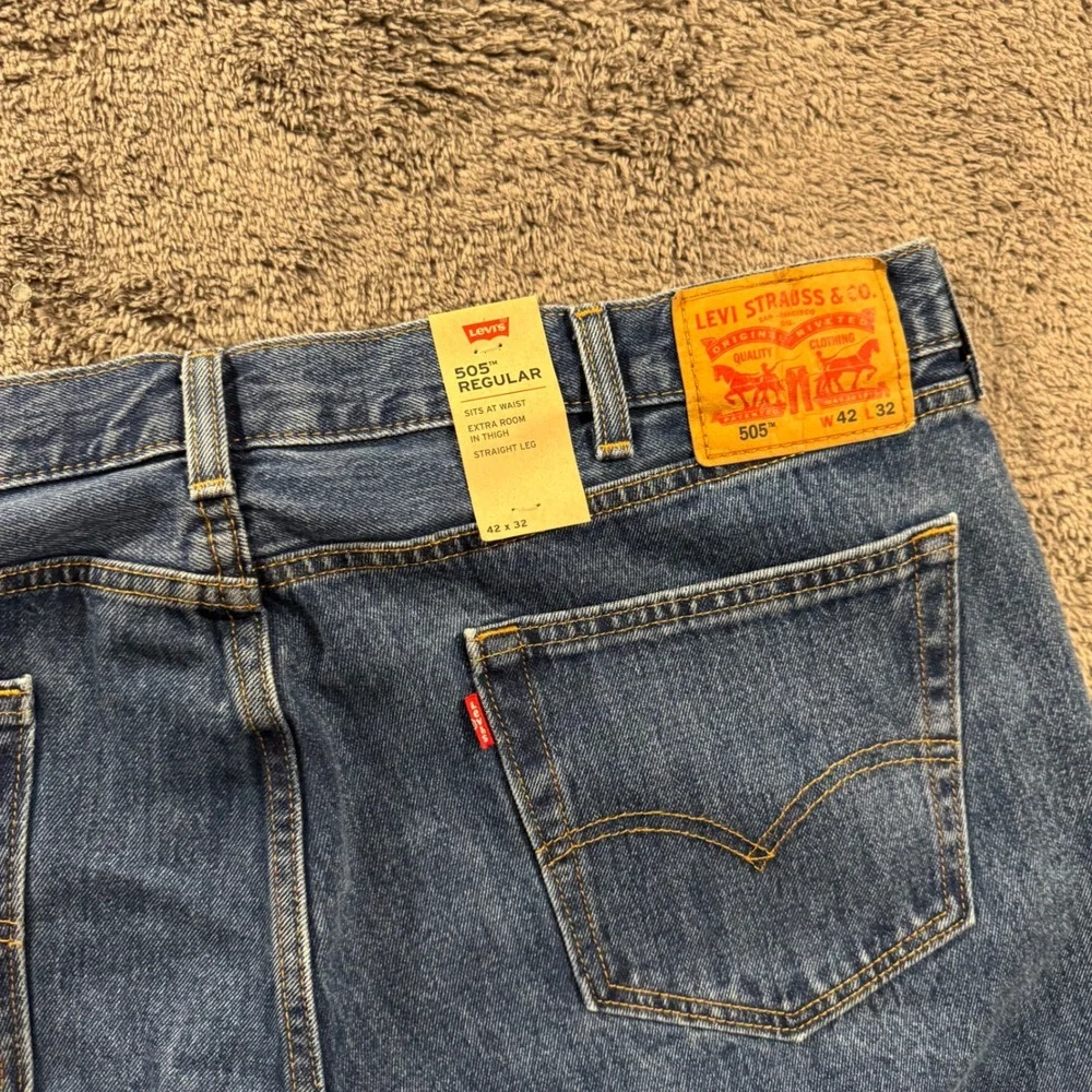 Levis 505 Regular Fit Mens Jeans 42x32 Medium Wash Blue Straight Leg NWT